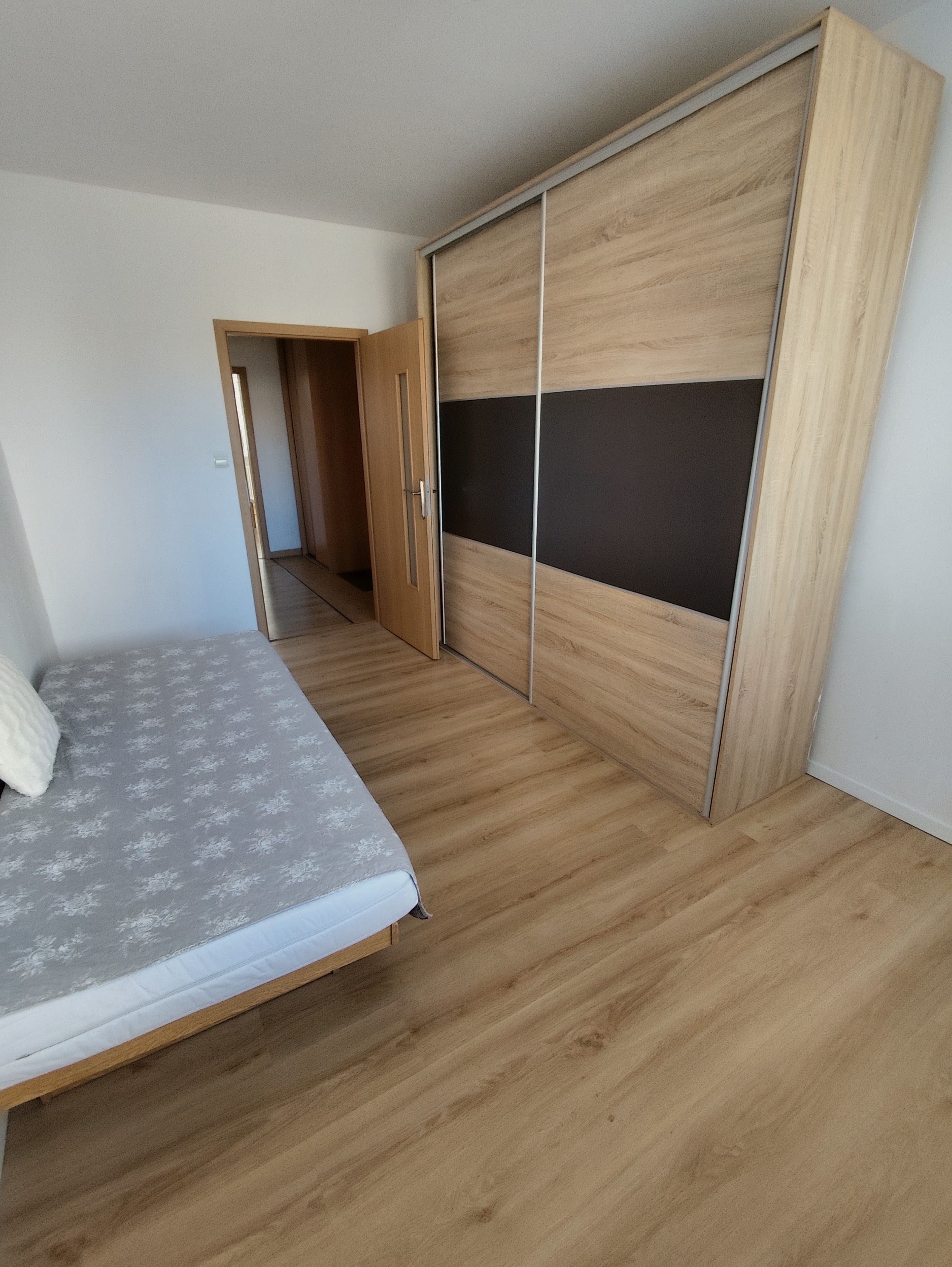 Spálňa s posteľou a veľkou vstavanou skriňou